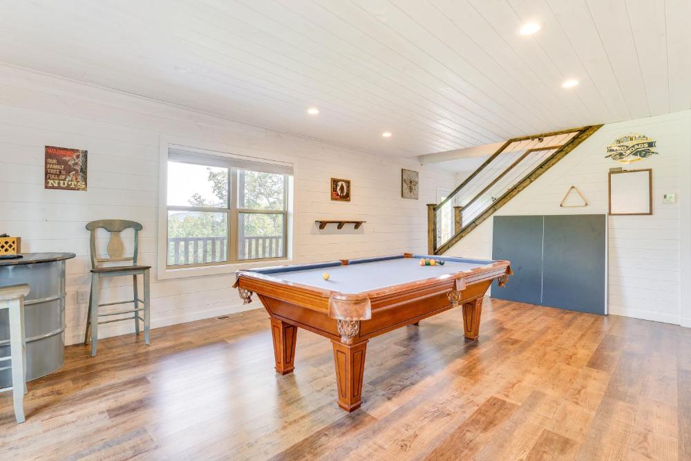 North Carolina Cabin - Pool Table and Mountain Views